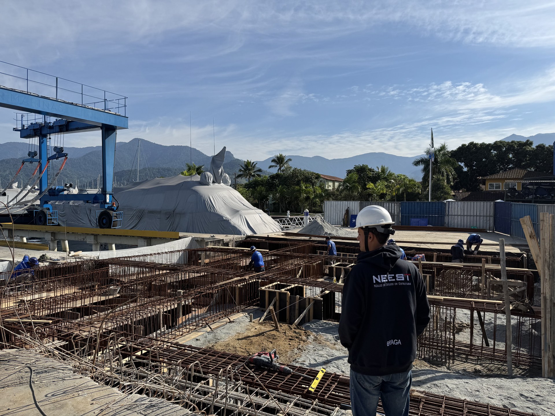 Obra estrutural portuária na BR Marina com equipe em campo