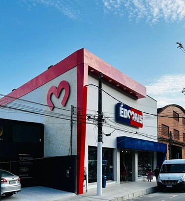 Fachada comercial EDMAIS executada com marquise azul e volume vermelho