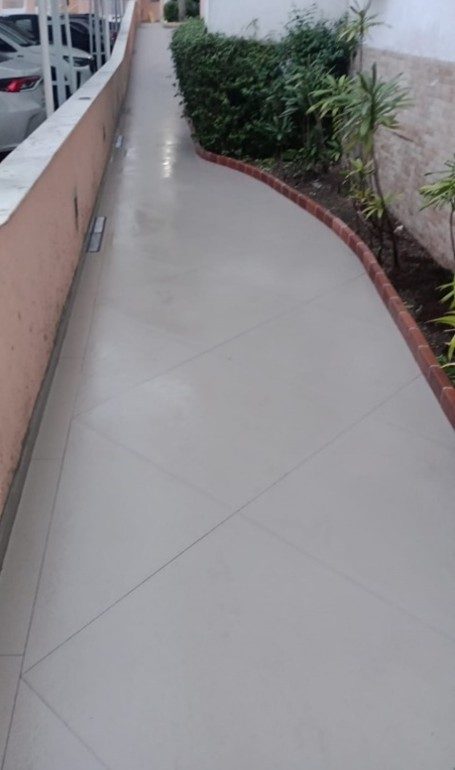 Reforma condominial com piso em porcelanato e acabamento limpo